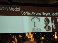 Foto del auditorio de la entrega de medalla, Daniel Alvarez recogiendo medalla