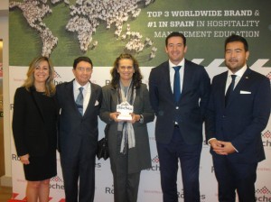 María Teresa Brioso posa con los organizadores, sosteniendo el premio en sus manos